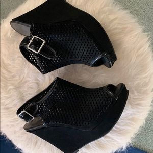 Black wedges